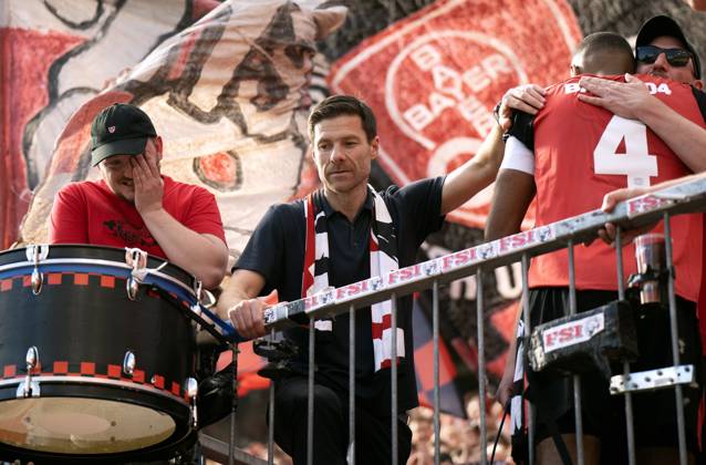 Football, Bundesliga, Germany, Men, Season 2024 2025, Matchday 33, BayArena Leverkusen Bayer Leverkusen Bor Dortmund 2 4 Head coach Xabi Alonso LEV says goodbye to the Bayer fans