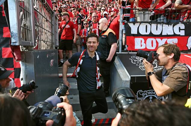 Football, Bundesliga, Germany, Men, Season 2024 2025, Matchday 33, BayArena Leverkusen Bayer Leverkusen Bor Dortmund 2 4 Head coach Xabi Alonso LEV says goodbye to the Bayer fans