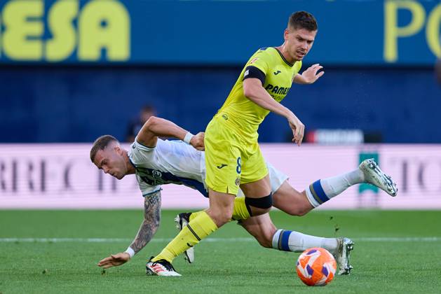 LaLiga EA Sports, Villarreal v Leganes VILLARREAL, SPAIN - MAY 14: Juan Foyth Right-Back of Villarreal CF competes for the ball with Diego Garcia Centre-Forward of CF Leganes during the LaLiga EA Sports match between Villarreal FC and Leganes at Estadio de la Ceramica on May 14, 2025 in Villarreal, Spain. (Photo by Jose Torres Photo Players Images Magara Press) Villarreal Estadio de la Ceramica Spain Copyright: xJosexTorresx