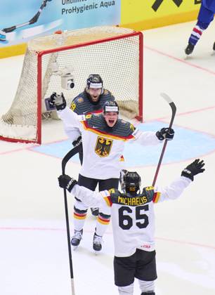 Eishockey, WM, USA - Deutschland Wojciech Stachowiak Nr. 19 of Germany scores, shoots goal , Tor, Treffer, Torschuss, 3-3 and celebrate with Marc Michaelis Nr.65 of Germany Justin Schütz Nr.74 of Germany in the preliminary round match USA - GERMANY of the IIHF Ice hockey, Eishockey World Championship, WM, Weltmeisterschaft Group B in Jyske Bank Boxen Arena in Herning, Denmark, May 17, 2025. Season 2024 2025