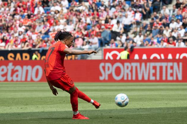 Goal for 0 1 by Michael Olise FC Bayern Muenchen, 17 , Free kick, GOAL, GER, TSG 1899 Hoffenheim vs FC Bayern Muenchen, Football, Men, 1 Bundesliga, Matchday 34, Season 2024 2025, 17 05 2025, DFL DFB REGULATES PROHIBIT ANY USE OF PHOTOGRAPHS AS IMAGE SEQUENCES AND OR QUASI VIDEO, GER, TSG 1899 Hoffenheim vs FC Bayern Muenchen, Football, Men, 1 Bundesliga, Matchday 34, Season 2024 2025, 17 05 2025 Sinsheim Copyright: xEibner-Pressefoto WolfgangxFrankx EP_WFK