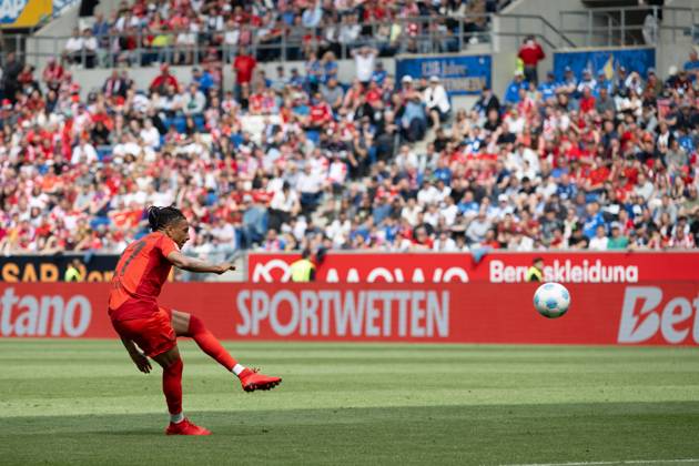 Goal for 0 1 by Michael Olise FC Bayern Muenchen, 17 , Free kick, GOAL, GER, TSG 1899 Hoffenheim vs FC Bayern Muenchen, Football, Men, 1 Bundesliga, Matchday 34, Season 2024 2025, 17 05 2025, DFL DFB REGULATES PROHIBIT ANY USE OF PHOTOGRAPHS AS IMAGE SEQUENCES AND OR QUASI VIDEO, GER, TSG 1899 Hoffenheim vs FC Bayern Muenchen, Football, Men, 1 Bundesliga, Matchday 34, Season 2024 2025, 17 05 2025 Sinsheim Copyright: xEibner-Pressefoto WolfgangxFrankx EP_WFK