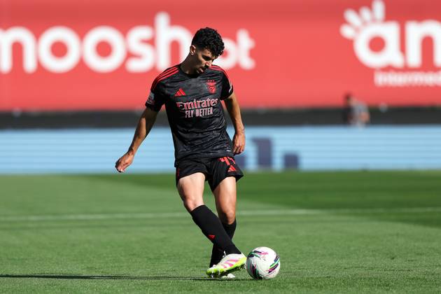 Braga, Portugal 17 05 2025 xJAx Liga Portugal Betclic Sporting Clube de Braga SL Benfica v l , Tomas Araujo S L Benfica on the ball, cropped image, single image, full body, action, action, game scene Copyright: JoaquimxFerreira
