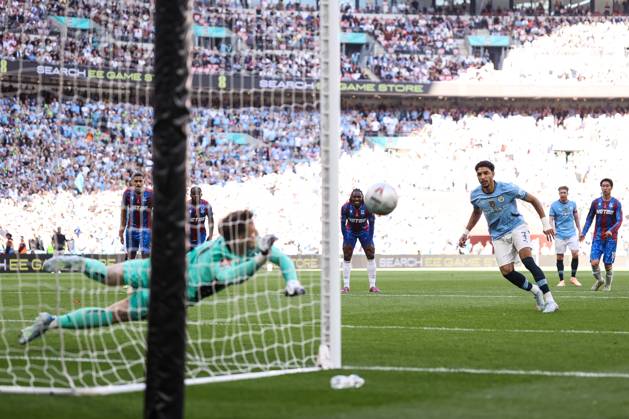 Crystal Palace gegen Manchester City 17. Mai 2025, London FA-Cup-Finale Crystal Palace gegen Manchester City Crystal Palace-Torwart Dean Henderson pariert einen Elfmeter von Omar Marmoush von Manchester City Foto Jacques Feeney Abseits London UK  Copyright: xJacquesxFeeneyx xOffsidexOffside