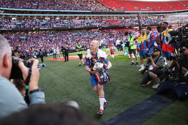 Crystal Palace gegen Manchester City 17. Mai 2025, London FA Cup Finale Crystal Palace gegen Manchester City Will Hughes von Crystal Palace feiert mit dem FA Cup Foto Jacques Feeney Offside London UK  Copyright: xJacquesxFeeneyx xOffsidexOffside