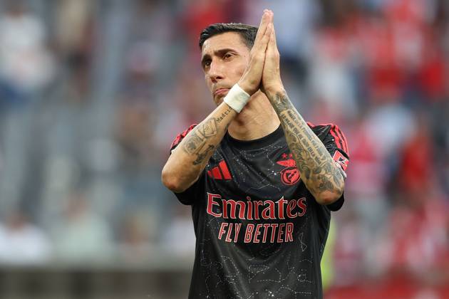 Braga, Portugal 17 05 2025 xJAx Liga Portugal Betclic Sporting Clube de Braga SL Benfica v l , Angel di Maria S L Benfica has tears in his eyes, thanks the fans, thanks team after the match, after the match thanks the fans, applauds the fans, says goodbye Copyright: JoaquimxFerreira