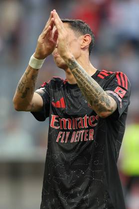 Braga, Portugal 17 05 2025 xJAx Liga Portugal Betclic Sporting Clube de Braga SL Benfica v l , Angel di Maria S L Benfica has tears in his eyes, thanks the fans, thanks team after the match, after the match thanks the fans, applauds the fans, says goodbye Copyright: JoaquimxFerreira