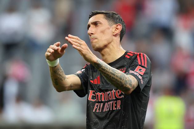 Braga, Portugal 17 05 2025 xJAx Liga Portugal Betclic Sporting Clube de Braga SL Benfica v l , Angel di Maria S L Benfica has tears in his eyes, thanks the fans, thanks team after the match, after the match thanks the fans, applauds the fans, says goodbye Copyright: JoaquimxFerreira