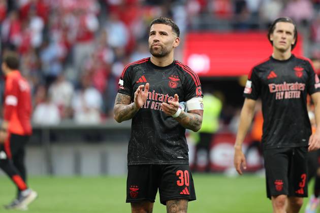 Braga, Portugal 17 05 2025 xJAx Liga Portugal Betclic Sporting Clube de Braga SL Benfica v l , Nicolas Otamendi S L Benfica thanks the fans, thanks, thanks team after the match, after the match thanks the fans, applauds the fans disappointed, disappointed looking, dissapointed, sad, frustrated, frustrated, frustrated Copyright: JoaquimxFerreira