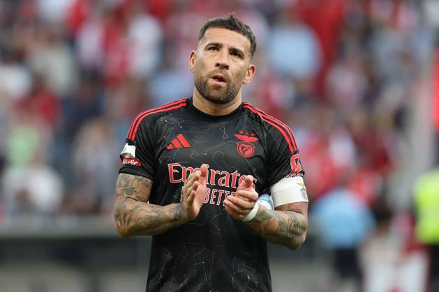 Braga, Portugal 17 05 2025 xJAx Liga Portugal Betclic Sporting Clube de Braga SL Benfica v l , Nicolas Otamendi S L Benfica thanks the fans, thanks, thanks team after the match, after the match thanks the fans, applauds the fans disappointed, disappointed looking, dissapointed, sad, frustrated, frustrated, frustrated Copyright: JoaquimxFerreira