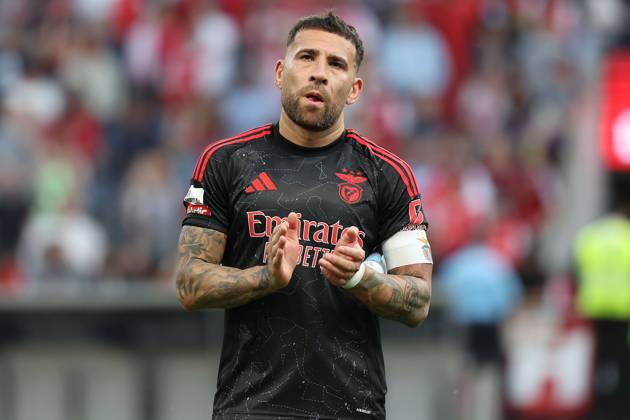 Braga, Portugal 17 05 2025 xJAx Liga Portugal Betclic Sporting Clube de Braga SL Benfica v l , Nicolas Otamendi S L Benfica thanks the fans, thanks, thanks team after the match, after the match thanks the fans, applauds the fans disappointed, disappointed looking, dissapointed, sad, frustrated, frustrated, frustrated Copyright: JoaquimxFerreira