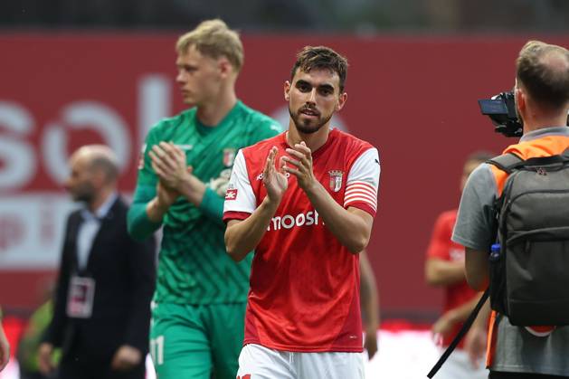 Braga, Portugal 17 05 2025 xJAx Liga Portugal Betclic Sporting Clube de Braga SL Benfica v l , Ricardo Horta Sporting Clube de Braga thanks the fans, thanks team after the match, after the match thanks the fans, applauds the fans Copyright: JoaquimxFerreira