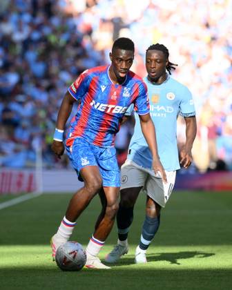Football - 2024 2025 Emirates FA Cup - Final - Crystal Palace vs Manchester City - Wembley Stadium - Saturday 17th May 2025. Crystal Palace s Ismaila Sarr holds off the challenge from Manchester City s Jeremy Doku. COLORSPORT Ashley Western