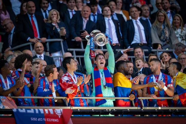 Football - 2024 2025 Emirates FA Cup - Final - Crystal Palace vs Manchester City - Wembley Stadium - Saturday 17th May 2025. Crystal Palace s Dean Henderson lifts the Trophy. COLORSPORT Ashley Western