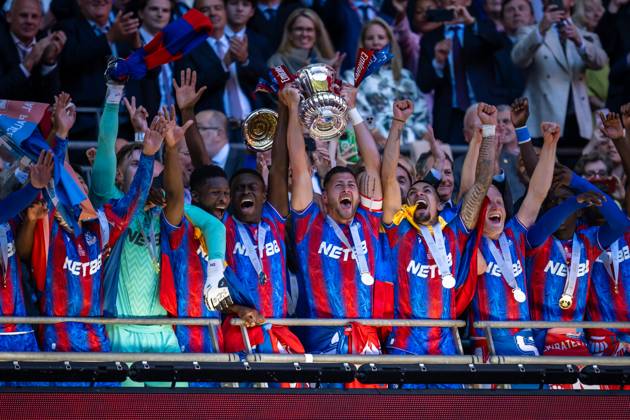 Football - 2024 2025 Emirates FA Cup - Final - Crystal Palace vs Manchester City - Wembley Stadium - Saturday 17th May 2025. Crystal Palace s Joel Ward lifts the Trophy. COLORSPORT Ashley Western