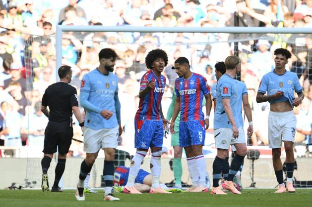 Football - 2024 2025 Emirates FA Cup - Final - Crystal Palace vs Manchester City - Wembley Stadium - Saturday 17th May 2025. Crystal Palace s Chris Richards has words with Manchester City s Kevin De Bruyne. COLORSPORT Ashley Western