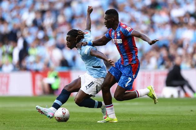 Crystal Palace gegen Manchester City 17. Mai 2025, London FA Cup Finale Crystal Palace gegen Manchester City Jeremy Doku von Manchester City und Ismaila Sarr von Crystal Palace Foto Jacques Feeney Abseits London UK  Copyright: xJacquesxFeeneyx xOffsidexOffside