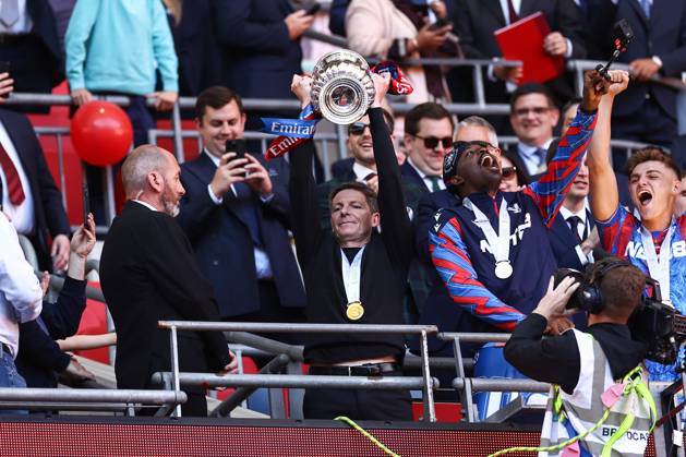 Crystal Palace gegen Manchester City 17. Mai 2025, London FA-Cup-Finale Crystal Palace gegen Manchester City Crystal Palace-Manager Oliver Glasner feiert mit dem FA-Cup Foto Jacques Feeney Abseits London UK  Copyright: xJacquesxFeeneyx xOffsidexOffside