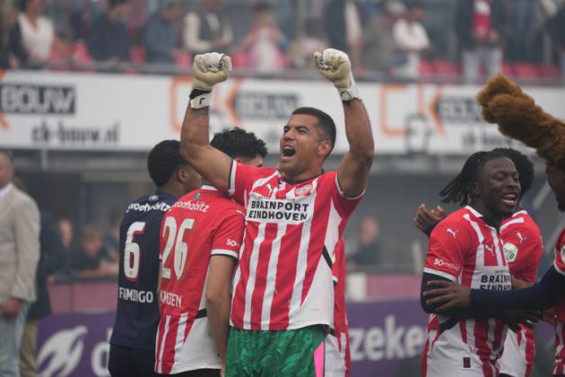 ROTTERDAM , 18-05-2025 , Stadium à Het Kasteel , Season 2024 2025 , Football , Eredivisie . Match between Sparta and PSV . PSV goalkeeper Walter Benitez Celebrate the Championship Sparta - PSV x29328225x Copyright: