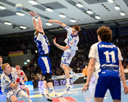 Miro Schluroff Rueckraum Links, VfL Gummersbach, 15 , Peter Walz ThSV Eisenach, 14 , Gian Attenhofer ThSV Eisenach, 11 GER, Thuringia, ThSV Eisenach vs VfL Gummersbach, Handball, Daikin 1 Handballbundesliga, Matchday 30, Season 2024 2025, Sunday, 18 05 2025, 16 30 hrs GER, Thuringia, ThSV Eisenach v VfL Gummersbach, Handball, Daikin 1 Handball Bundesliga, Matchday 30, Season 2024 2025, Sunday, 18 05 2025, 16 30 hrs Eisenach Copyright: xEibner-Pressefoto MartinxHerbstx EP_MHT