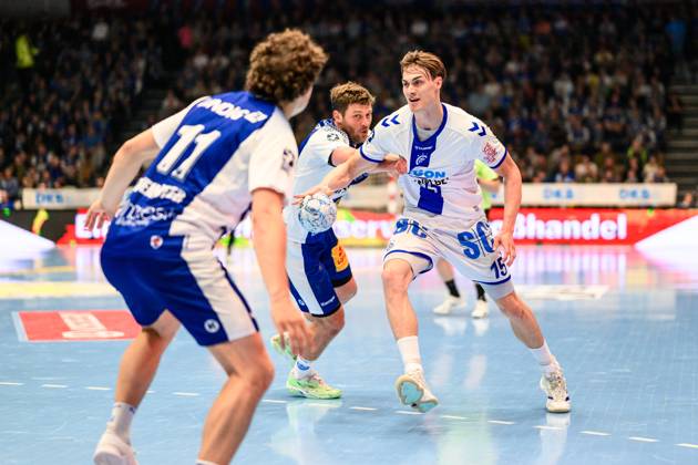 Gian Attenhofer ThSV Eisenach, 11 , Malte Donker ThSV Eisenach, 39 , Miro Schluroff Rueckraum Links, VfL Gummersbach, 15 GER, Thuringia, ThSV Eisenach vs VfL Gummersbach, Handball, Daikin 1 Handballbundesliga, 30 Matchday, Season 2024 2025, Sunday, 18 05 2025, 16 30 GER, Thuringia, ThSV Eisenach v VfL Gummersbach, Handball, Daikin 1 Handball Bundesliga, 30 Matchday, Season 2024 2025, Sunday, 18 05 2025, 16 30 Eisenach Copyright: xEibner-Pressefoto MartinxHerbstx EP_MHT