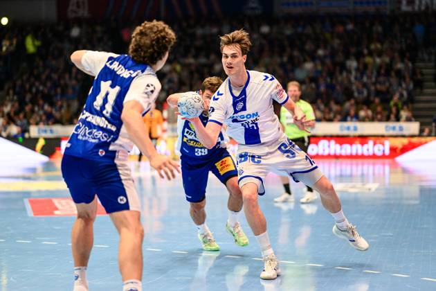 Gian Attenhofer ThSV Eisenach, 11 , Malte Donker ThSV Eisenach, 39 , Miro Schluroff Rueckraum Links, VfL Gummersbach, 15 GER, Thuringia, ThSV Eisenach vs VfL Gummersbach, Handball, Daikin 1 Handballbundesliga, 30 Matchday, Season 2024 2025, Sunday, 18 05 2025, 16 30 GER, Thuringia, ThSV Eisenach v VfL Gummersbach, Handball, Daikin 1 Handball Bundesliga, 30 Matchday, Season 2024 2025, Sunday, 18 05 2025, 16 30 Eisenach Copyright: xEibner-Pressefoto MartinxHerbstx EP_MHT