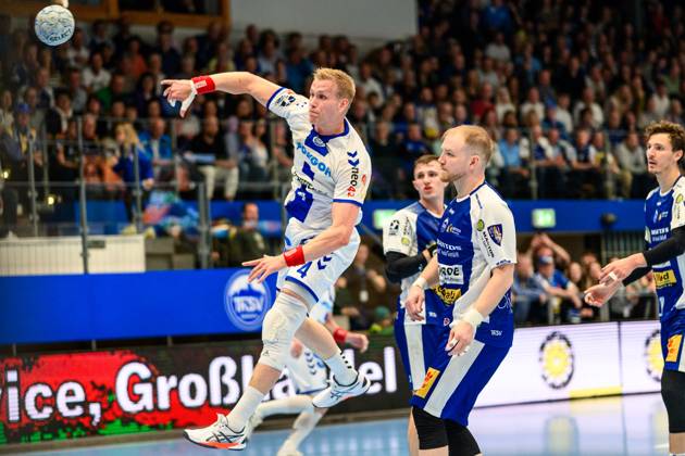 Ellidi Snaer Vidarsson Kreislaeufer, VfL Gummersbach, 4 , Peter Walz ThSV Eisenach, 14 GER, Thuringia, ThSV Eisenach vs VfL Gummersbach, Handball, Daikin 1 Handballbundesliga, Matchday 30, Season 2024 2025, Sunday, 18 05 2025, 16 30 GER, Thuringia, ThSV Eisenach v VfL Gummersbach, Handball, Daikin 1 Handball Bundesliga, Matchday 30, 2024 2025 season, Sunday, 18 05 2025, 16 30 Eisenach Copyright: xEibner-Pressefoto MartinxHerbstx EP_MHT
