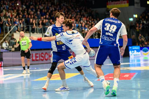 Julian Koester Rueckraum Links, VfL Gummersbach, 7 , Philipp Meyer ThSV Eisenach, 27 , Malte Donker ThSV Eisenach, 39 GER, Thuringia, ThSV Eisenach vs VfL Gummersbach, Handball, Daikin 1 Handballbundesliga, 30 Matchday, Season 2024 2025, Sunday, 18 05 2025, 16 30 hrs GER, Thuringia, ThSV Eisenach v VfL Gummersbach, Handball, Daikin 1 Handball Bundesliga, Matchday 30, Season 2024 2025, Sunday, 18 05 2025, 16 30 hrs Eisenach Copyright: xEibner-Pressefoto MartinxHerbstx EP_MHT