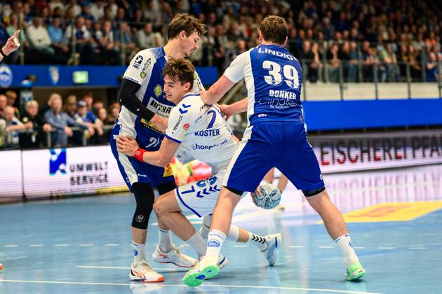 Julian Koester Rueckraum Links, VfL Gummersbach, 7 , Philipp Meyer ThSV Eisenach, 27 , Malte Donker ThSV Eisenach, 39 GER, Thuringia, ThSV Eisenach vs VfL Gummersbach, Handball, Daikin 1 Handballbundesliga, 30 Matchday, Season 2024 2025, Sunday, 18 05 2025, 16 30 hrs GER, Thuringia, ThSV Eisenach v VfL Gummersbach, Handball, Daikin 1 Handball Bundesliga, Matchday 30, Season 2024 2025, Sunday, 18 05 2025, 16 30 hrs Eisenach Copyright: xEibner-Pressefoto MartinxHerbstx EP_MHT