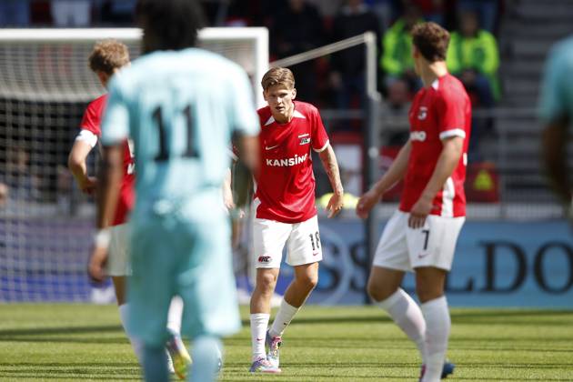 ALKMAAR - (l-r) Sven Mijnans of AZ Alkmaar, David Moller Wolfe of AZ Alkmaar celebrate 1-1 during the Dutch Eredivisie match between AZ Alkmaar and Almere City FC at AFAS stadium on May 18, 2025 in Alkmaar, Netherlands. ANP BART STOUTJESDIJK Dutch Eredivisie 2024 25 xVIxANPxSportx xxANPxIVx 527914693 originalFilename: 527914693