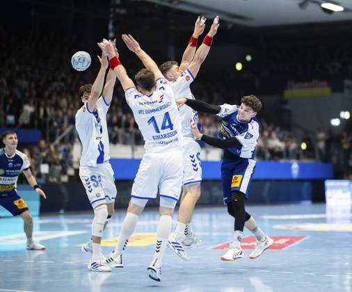 DAIKIN HBL HANDBALL MEN 1 BL 30 GAME DAY THSV EISENACH VFL GUMMERSBACH FOR EDITORIAL PURPOSES ONLY p 18 05 2025 Eisenach DAIKIN HBL Handball 1 Bundesliga Herren Saison 2024 2025 30 Spieltag Werner Assmann Halle ThSV Eisenach VfL Gummersbach in the photo Marko Grgic 17 ThSV Eisenach in a duel with Teitur Örn Einarsson 14 VfL Gummersbach and Julian Köster 7 VfL Gummersbach Germany Thuringia Eisenach Copyright SaschaxFromm Copyright: SaschaxFromm doc80oxovpzxonp5uvknme ,EDITORIAL USE ONLY Copyright: SaschaxFromm