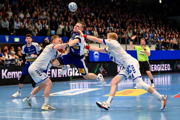 Kristjan Horzen Kreislaeufer, VfL Gummersbach, 27 , Ellidi Snaer Vidarsson Kreislaeufer, VfL Gummersbach, 4 , Simone Mengon ThSV Eisenach, 15 GER, Thuringia, ThSV Eisenach v VfL Gummersbach, Handball, Daikin 1 Handballbundesliga, 30 Matchday, Season 2024 2025, Sunday, 18 05 2025, 16 30 GER, Thuringia, ThSV Eisenach v VfL Gummersbach, Handball, Daikin 1 Handball Bundesliga, 30 Matchday, Season 2024 2025, Sunday, 18 05 2025, 16 30 Eisenach Copyright: xEibner-Pressefoto MartinxHerbstx EP_MHT