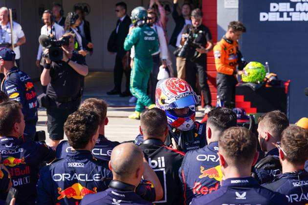 MOTORI - Formula 1 - AWS Gran Premio del Made in Italy e dell Emilia Romagna 2025 - Race Max Verstappen (NED) - Oracle Red Bull Racing - Red Bull RB21 - Honda RBPT celebrating victory with his team after Formula 1 AWS Gran Premio del Made in Italy e dell Emilia Romagna 2025 - Autodromo Enzo e Dino Ferrari, Imola (BO) Italy from 15th to 18th May 2025, Imola Italy Copyright: xIPAxSport ABACAx