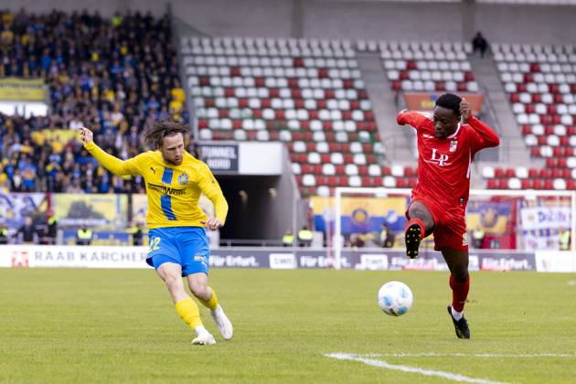 Regionalliga Nordost FC Rot Weiß Erfurt vs 1 FC Lok Leipzig Erfurt 18 05 2025 Dorian Cevis 22 1 FC Lokomotive Leipzig vs Benjika Caciel 8 FC Rot Weiß Erfurt Regionalliga Nordost FC Rot Weiß Erfurt vs 1 FC Lok Leipzig Steigerwaldstadion Erfurt 18 05 2025 Copyright: xBEAUTIFULxSPORTS Duehringx