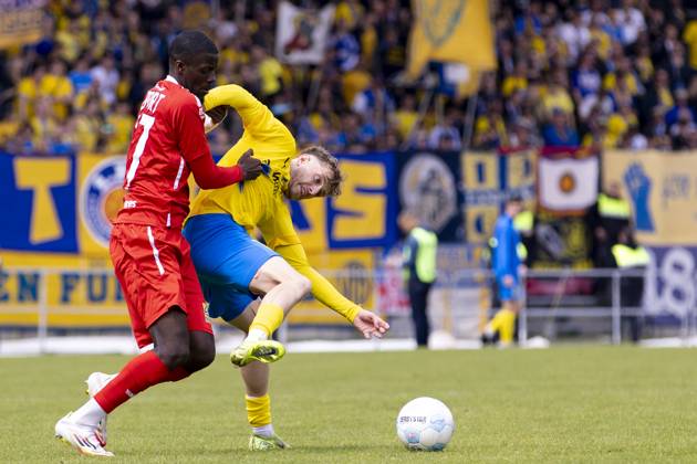 Regionalliga Nordost FC Rot Weiß Erfurt vs 1 FC Lok Leipzig Erfurt 18 05 2025 Benny Boboy 27 FC Rot Weiß Erfurt vs Noel Eichinger 19 1 FC Lokomotive Leipzig Regionalliga Nordost FC Rot Weiß Erfurt vs 1 FC Lok Leipzig Steigerwaldstadion Erfurt 18 05 2025 Copyright: xBEAUTIFULxSPORTS Duehringx
