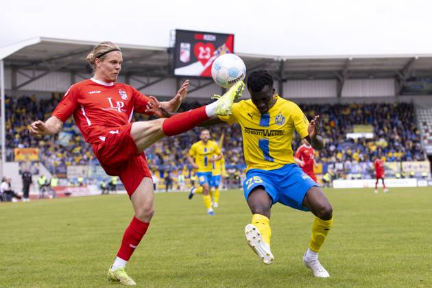 Regionalliga Nordost FC Rot Weiß Erfurt vs 1 FC Lok Leipzig Erfurt 18 05 2025 Tino Kurt Kaufmann 36 FC Rot Weiß Erfurt vs Abou Dramane Ballo 25 1 FC Lokomotive Leipzig Regionalliga Nordost FC Rot Weiß Erfurt vs 1 FC Lok Leipzig Steigerwaldstadion Erfurt 18 05 2025 Copyright: xBEAUTIFULxSPORTS Duehringx