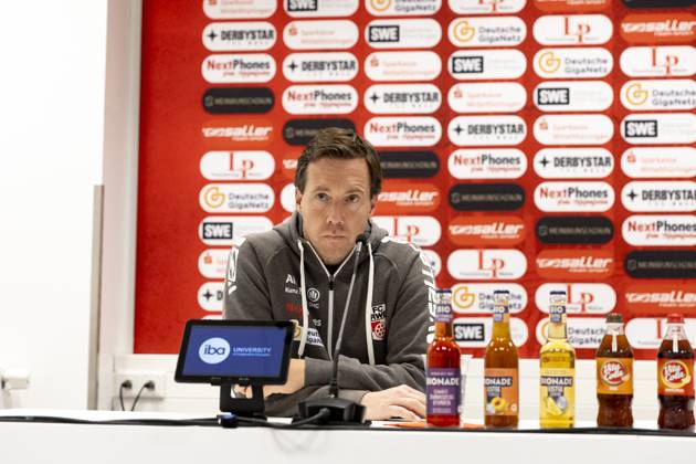 Regionalliga Nordost FC Rot Weiß Erfurt vs 1 FC Lok Leipzig Erfurt 18 05 2025 Fabian Gerber Coach FC Rot Weiß Erfurt Regionalliga Nordost FC Rot Weiß Erfurt vs 1 FC Lok Leipzig Steigerwaldstadion Erfurt 18 05 2025 Copyright: xBEAUTIFULxSPORTS Duehringx