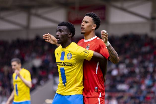 Regionalliga Nordost FC Rot Weiß Erfurt vs 1 FC Lok Leipzig Erfurt 18 05 2025 Abou Dramane Ballo 25 1 FC Lokomotive Leipzig vs Jeremiaha Maluze 30 FC Rot Weiß Erfurt Regionalliga Nordost FC Rot Weiß Erfurt vs 1 FC Lok Leipzig Steigerwaldstadion Erfurt 18 05 2025 Copyright: xBEAUTIFULxSPORTS Duehringx