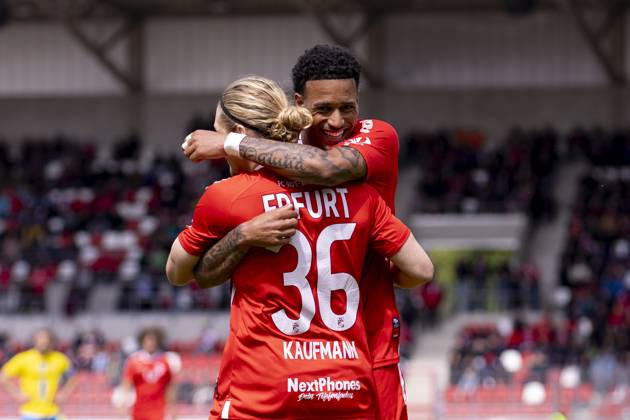 Regionalliga Nordost FC Rot Weiß Erfurt vs 1 FC Lok Leipzig Erfurt 18 05 2025 Jeremiaha Maluze 30 FC Rot Weiß Erfurt and Tino Kurt Kaufmann 36 FC Rot Weiß Erfurt Regionalliga Nordost FC Rot Weiß Erfurt vs 1 FC Lok Leipzig Steigerwaldstadion Erfurt 18 05 2025 Copyright: xBEAUTIFULxSPORTS Duehringx