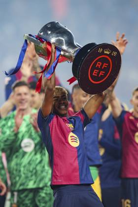 FC Barcelona, Barca v Villarreal CF - La Liga EA Sports Lamine Yamal of FC Barcelona raises the trophy in front of his teammates, celebrating the La Liga 2024 2025 championship during the La Liga EA Sports match between FC Barcelona and Villarreal CF at Olimpic Llus Companys in Barcelona, Spain, on May 18, 2025. Barcelona Spain Copyright: xGongorax originalFilename:bonilla-fcbarcel250518_npdSZ