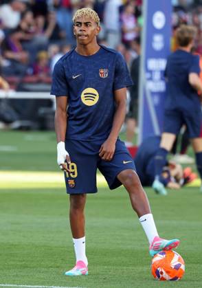 FC Barcelona, Barca v Villarreal CF - La Liga EA Sports Lamine Yamal trains during the match between FC Barcelona and Villarreal CF, corresponding to week 37 of LaLiga EA Sports, at the Olympic Stadium Lluis Companys in Barcelona, Spain, on May 18, 2025. Barcelona Barcelona Spain Copyright: xUrbanandsportx originalFilename:urbanandsport-fcbarcel250518_npxOm