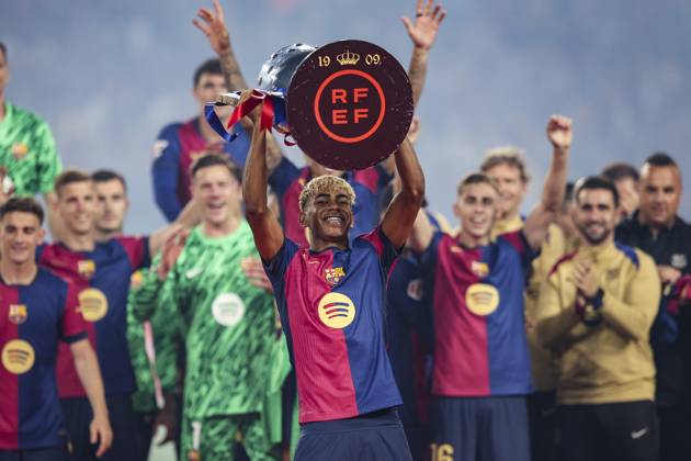 FC Barcelona, Barca v Villarreal CF - La Liga EA Sports Lamine Yamal of FC Barcelona raises the trophy in front of his teammates, celebrating the La Liga 2024 2025 championship during the La Liga EA Sports match between FC Barcelona and Villarreal CF at Olimpic Llus Companys in Barcelona, Spain, on May 18, 2025. Barcelona Spain Copyright: xGongorax originalFilename:bonilla-fcbarcel250518_npkm3