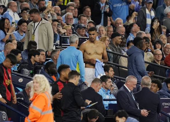 Sport Bilder des Tages Manchester, England, 20th May 2025. Rodri of Manchester City puts his shirt on ready to appear since his long term injury last year during the Manchester City vs AFC Bournemouth Premier League match at the Etihad Stadium, Manchester. Picture credit should read: Andrew Yates Sportimage EDITORIAL USE ONLY. No use with unauthorised audio, video, data, fixture lists, club league logos or live services. Online in-match use limited to 120 images, no video emulation. No use in betting, games or single club league player publications. SPI_061_AY_MAN_CITY_BOURNEMOUTH SPI-3952-0061