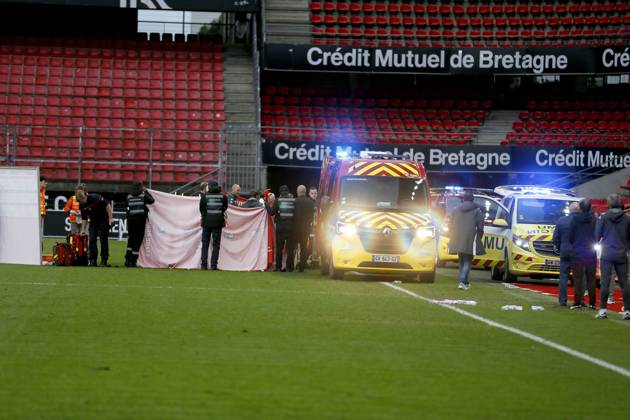 FOOTBALL : Rennes vs AS Monaco - Challenge Espoirs 2025 - Finale - 21 05 2025 After his cardiac arrest, ambulances come to pick up Samuel Nibombà of AS Monaco during the Challenge Espoirs 2025, Final football match between Stade Rennais and AS Monaco on 21 May 2025 at Roazhon Park in Rennes, France - Photo Julien Kammerer PsnewZ RennesFrance Copyright: xJulienxKammererx