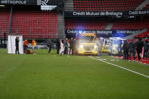 FOOTBALL : Rennes vs AS Monaco - Challenge Espoirs 2025 - Finale - 21 05 2025 After his cardiac arrest, ambulances come to pick up Samuel Nibombà of AS Monaco during the Challenge Espoirs 2025, Final football match between Stade Rennais and AS Monaco on 21 May 2025 at Roazhon Park in Rennes, France - Photo Julien Kammerer PsnewZ RennesFrance Copyright: xJulienxKammererx