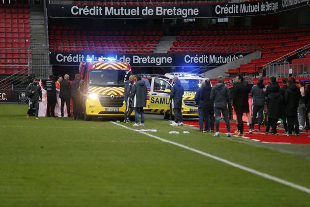 FOOTBALL : Rennes vs AS Monaco - Challenge Espoirs 2025 - Finale - 21 05 2025 After his cardiac arrest, ambulances come to pick up Samuel Nibombà of AS Monaco during the Challenge Espoirs 2025, Final football match between Stade Rennais and AS Monaco on 21 May 2025 at Roazhon Park in Rennes, France - Photo Julien Kammerer PsnewZ RennesFrance Copyright: xJulienxKammererx