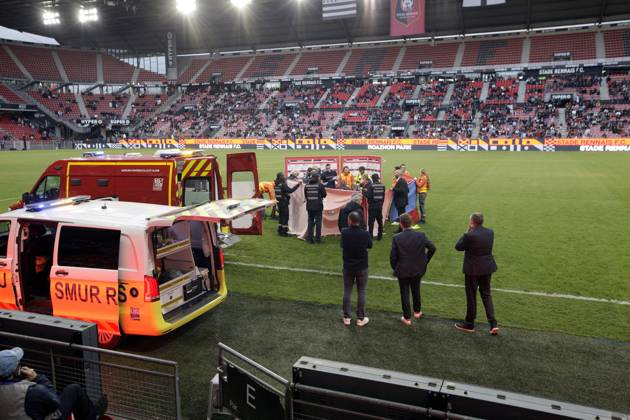 FOOTBALL : Rennes vs AS Monaco - Challenge Espoirs 2025 - Finale - 21 05 2025 After his cardiac arrest, ambulances come to pick up Samuel Nibombà of AS Monaco during the Challenge Espoirs 2025, Final football match between Stade Rennais and AS Monaco on 21 May 2025 at Roazhon Park in Rennes, France - Photo Julien Kammerer PsnewZ RennesFrance Copyright: xJulienxKammererx
