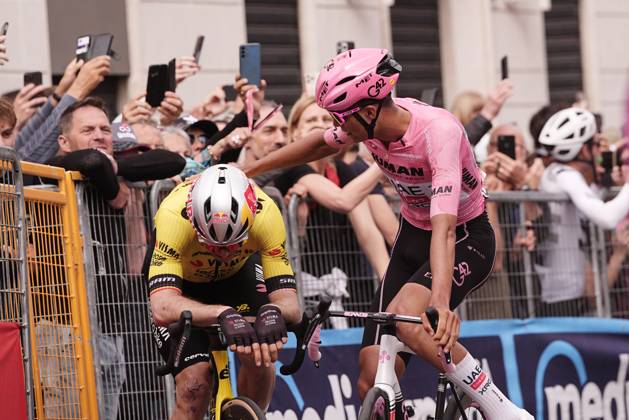 Del Toro Romero Isaac of Uae Team Emirates Xrg pink jersey with Van Aert Wout of Team Visma Lease A Bike during the stage 13 of the Giro d™Italia from Rovigo to Vicenza, Italy - Friday, May 23, 2025. - cycling.  Copyright: xMarcoxAlpozzi LaPressex