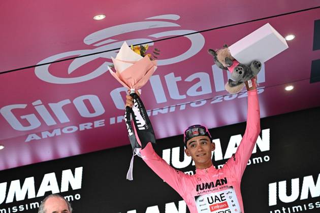 May 23, 2025, Vicenza, ITALY: Mexican rider Isaac Del Toro Romero of Uae Team Emirates Xrg retaining the overall leader s pink jersey, poses on the podium after the 13th stage of the 108 Giro d Italia 2025, cycling race over 180 km from Rovigo to Vicenza, Italy, 23 May 2025. ANSA LUCA ZENNARO. Giro: A Vicenza Poker Di Pedersen, Van Aert Si Arrende  - ZUMAa110 20250523_zaf_a110_025 Copyright: xLucaxZennarox