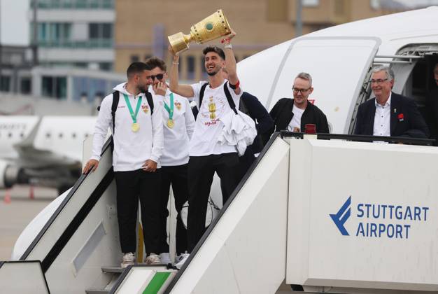 25 05 25 VfB Stuttgart Arrival Stuttgart Airport from Berlin DFB Cup Victory Germany, Stuttgart, 25 05 2025, Football, Bundesliga, Reception City Hall DFB Cup Arrival Stuttgart Airport from Berlin DFB Cup Victory , Atakan Karazor with trophy, Alxander Wehle, President Dietmar Allgaier from left Deniz Undav
